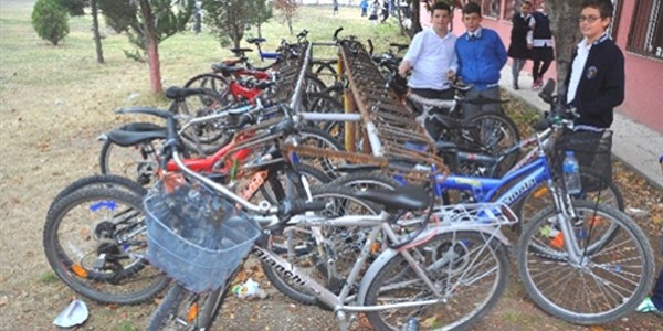 Lleburgaz'da renciler okula bisikletle gidiyor