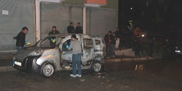 Hakkari'de retmenin arac kundakland