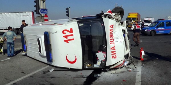 Ambulans ile otomobil arpt: 3' salk grevlisi  6 yaral