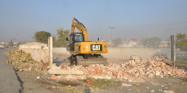 Manisa'da tehlikeli ve metruk binalar yklyor