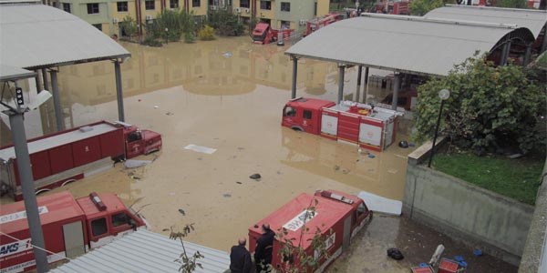 tfaiye ekibi sel sularndan kendini kurtard