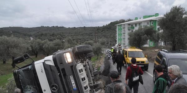 ken Asfalt Beton Mikserini Devirdi