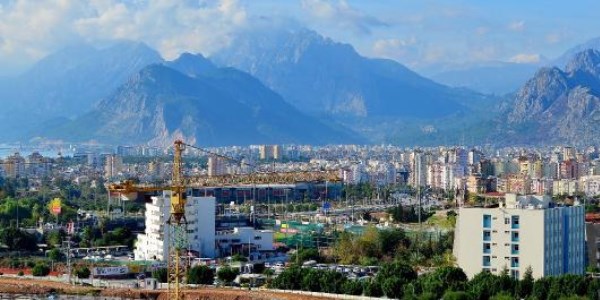 Antalya'ya mevsimin ilk kar yad