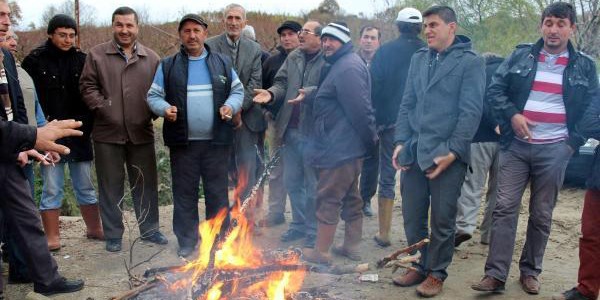 Ellerinde sopalarla ky giriini kapattlar