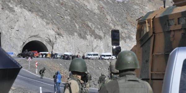 Jandarma Hakkari-Van Karayolunda bomba arad