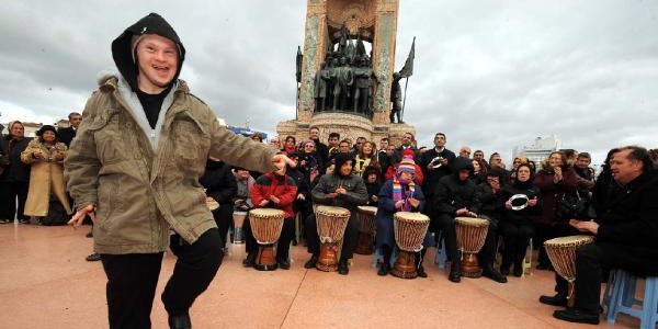 Taksim'de engelliler gnnde performasyon