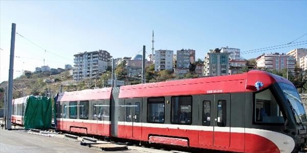 Yeni tramvay raylara indi