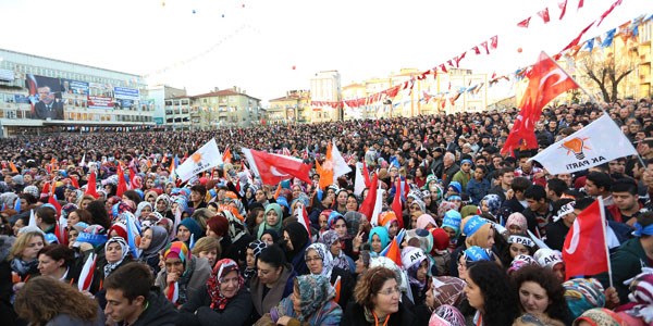 Babakan Erdoan'n Lleburgaz mitingi ncesi gen bir bayan fenalat