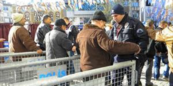 Miting alannda 3000 polis grev yapyor