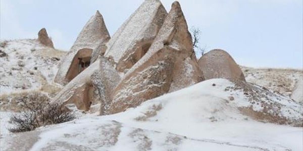 Kapadokya'da Peribacalar beyaz gelinliklerini giydi