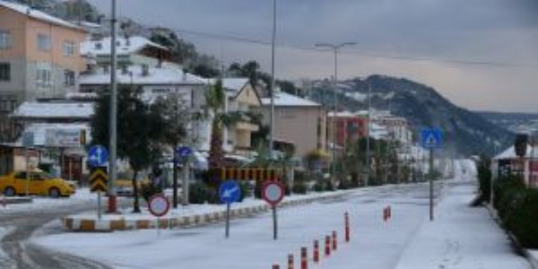 atalzeytin'de dalgalar yolu trafie kapatt