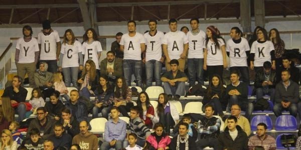 Seyirciden 'Yce Atatrk' yazs