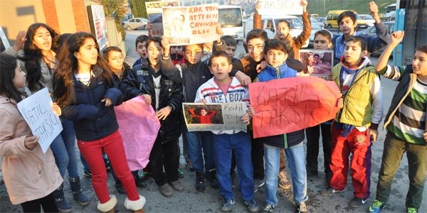 Trafik kazasnda len arkadalar iin eylem yaptlar