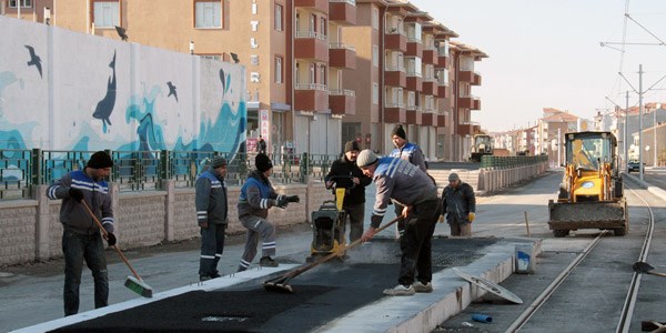 Yeni tramvay hatt duraklarnda asfalt almalar