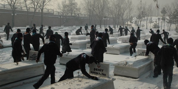 400 izci dedelerinin mezarlar stnde biriken karlar temizleyerek dua ettiler