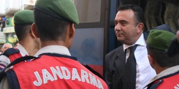 CHP'li eski bakan ve yardmcsna ceza yad