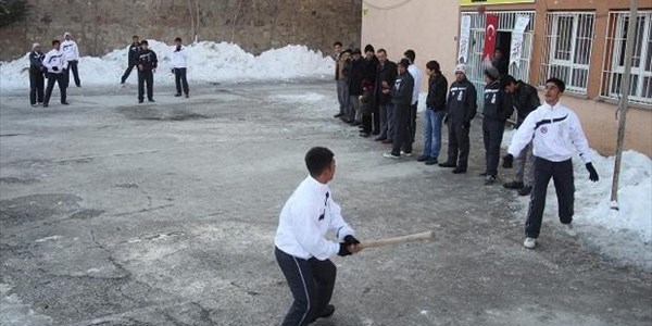 Hakkarili renciler 'Holane' oynuyor