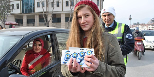 Amasya'da polisle renciler srclere nazarlk datt