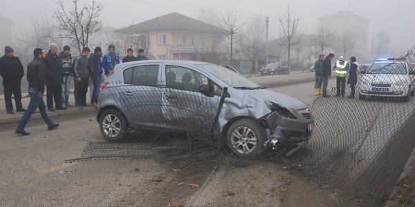 Yoldan kan otomobil kar eride geti