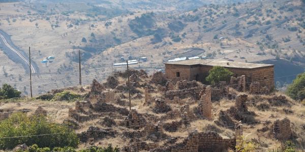 Bombardmanda len 25 kiinin toplu mezar alacak