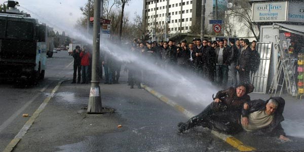 3 eylemciye TOMA'l mdaheleye inceleme