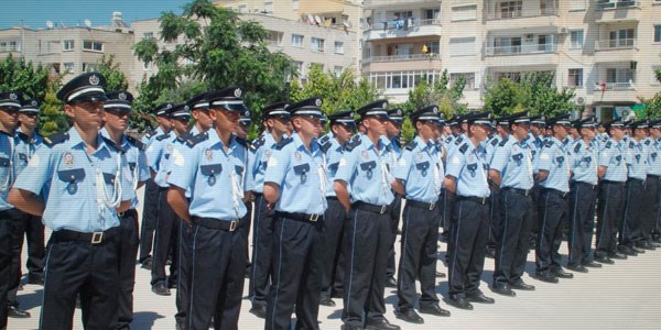 zmir'de 200 polisin yeri deiti