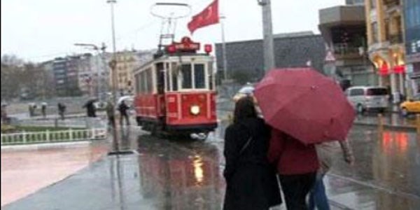 stanbul'da beklenen yamur geldi