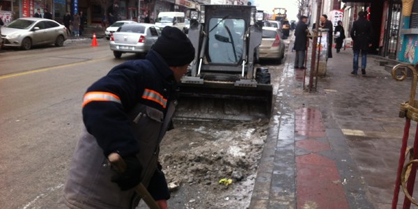 Belediye ekiplerinin karla mcadelesi devam ediyor