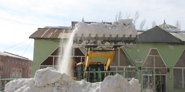 Hakkari'de Cami Baheleri kardan temizleniyor