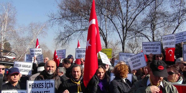 Meclis nnde balyoz protestosu