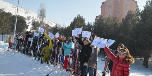 Kayak kursunu tamamlayan ocuklar sertifikalarn ald
