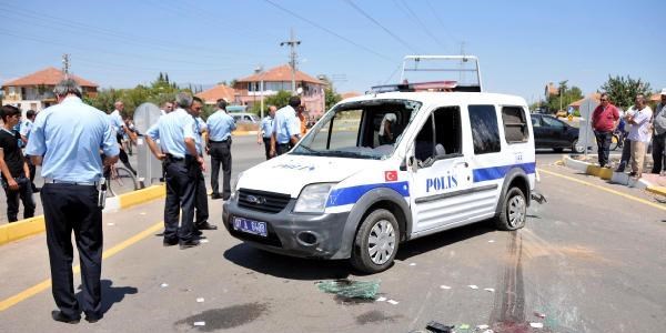 Polis arac otomobille arpt: 2 polis yaral