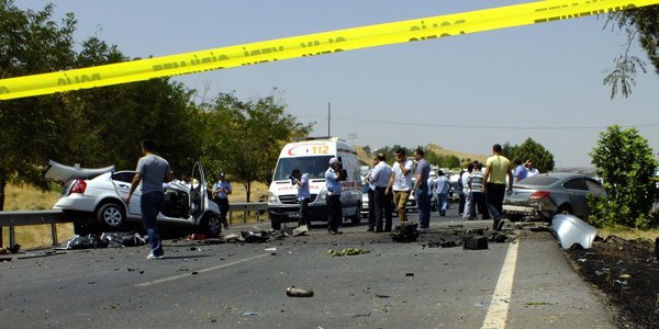 Diyarbakr'da trafik kazasnda 3 polisin hayatn kaybetmesi