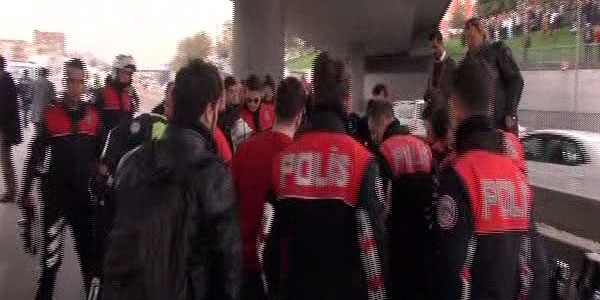 stanbul'da 'polise saldr' alarm