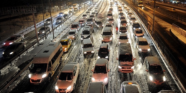 stanbul'da yaan kar trafii fel etti