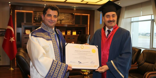 Bakan yardmcs'nn diploma sevinci