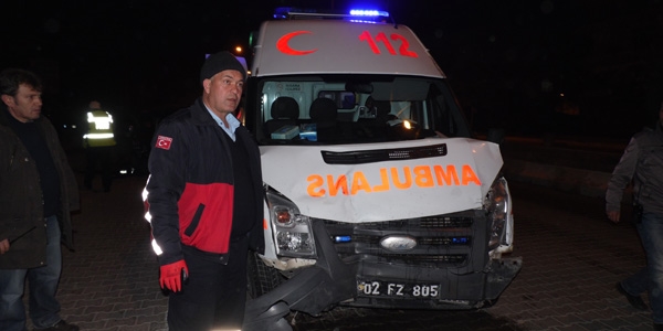 Ambulans kaza yapt: 3 yaral