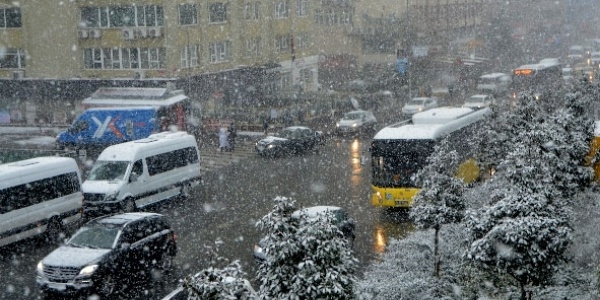 stanbul'da kar yann artarak devam etmesi bekleniyor