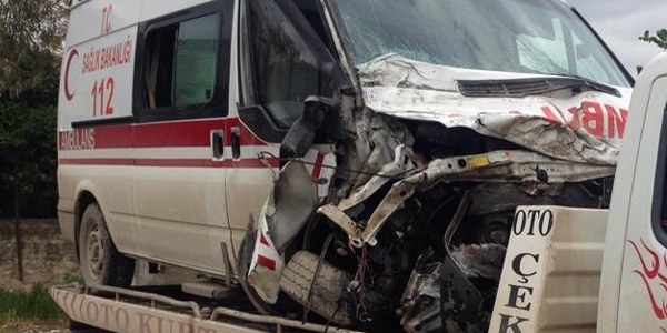 Osmaniye'de ambulans ile kamyon arpt: 2 yaral