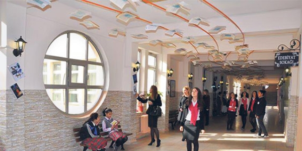Okul koridorunda 'Edebiyat Soka'