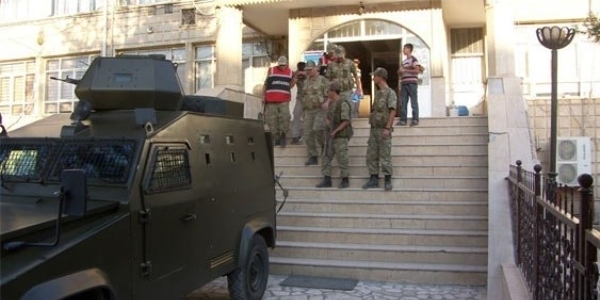 Hakkari'de iki terrist teslim oldu