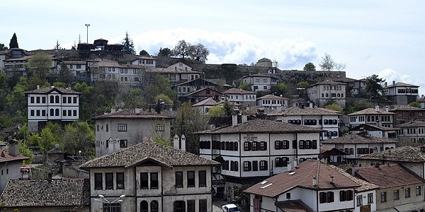 Bu ilede seim iin bayrak, flama ve afi aslmayacak