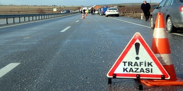 Kaza yapan tr, anakkale-zmir yolunu kapatt