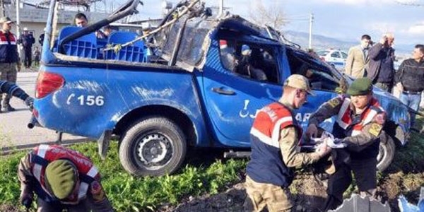 Osmaniye'de polis arac devrildi: 2 yaral