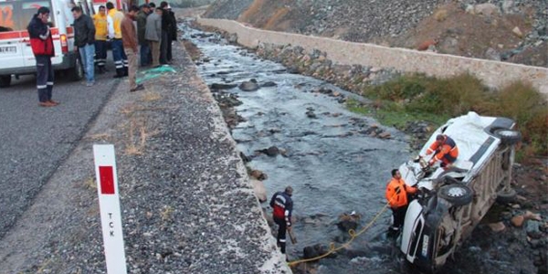 Kastamonu'da minibs dereye utu: 1 l, 11 yaral