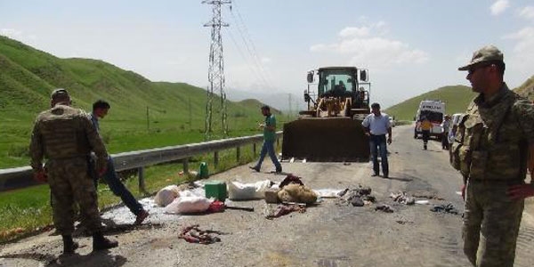 Hakkari'de traktr devrildi: 1 l, 28 yaral