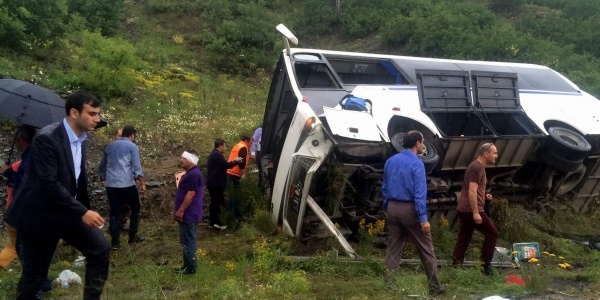 rencileri tayan midibs devrildi: 22 yaral