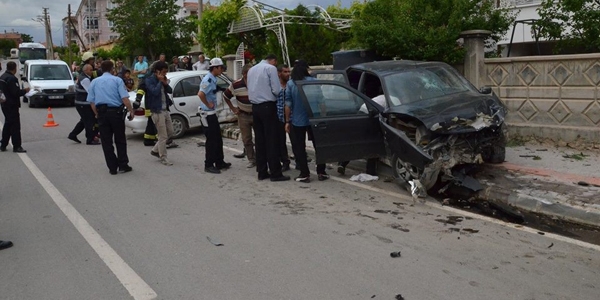 Karaman'da iki otomobil arpt: 5 yaral