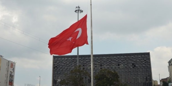 Taksim'deki dev Trk Bayra yarya indirildi
