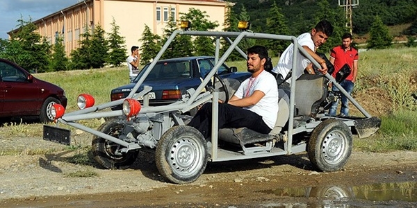 Harlklaryla motorlu ara rettiler